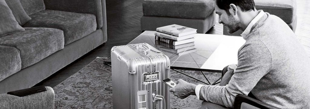 Neue Standards für die Zukunft des Reisens setzt eine Markenkooperation zwischen Lufthansa und Rimowa: So entstand ein Koffer, der unkaputtbar und leicht zu identifizieren ist und seinem Besitzer Zeit und Nerven spart.