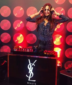 Jill Asemota als Beauty-DJ bei YSL