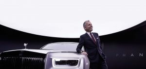 Torsten Müller-Ötvös, CEO von Rolls-Royce Motor Cars, mit Phantom VIII