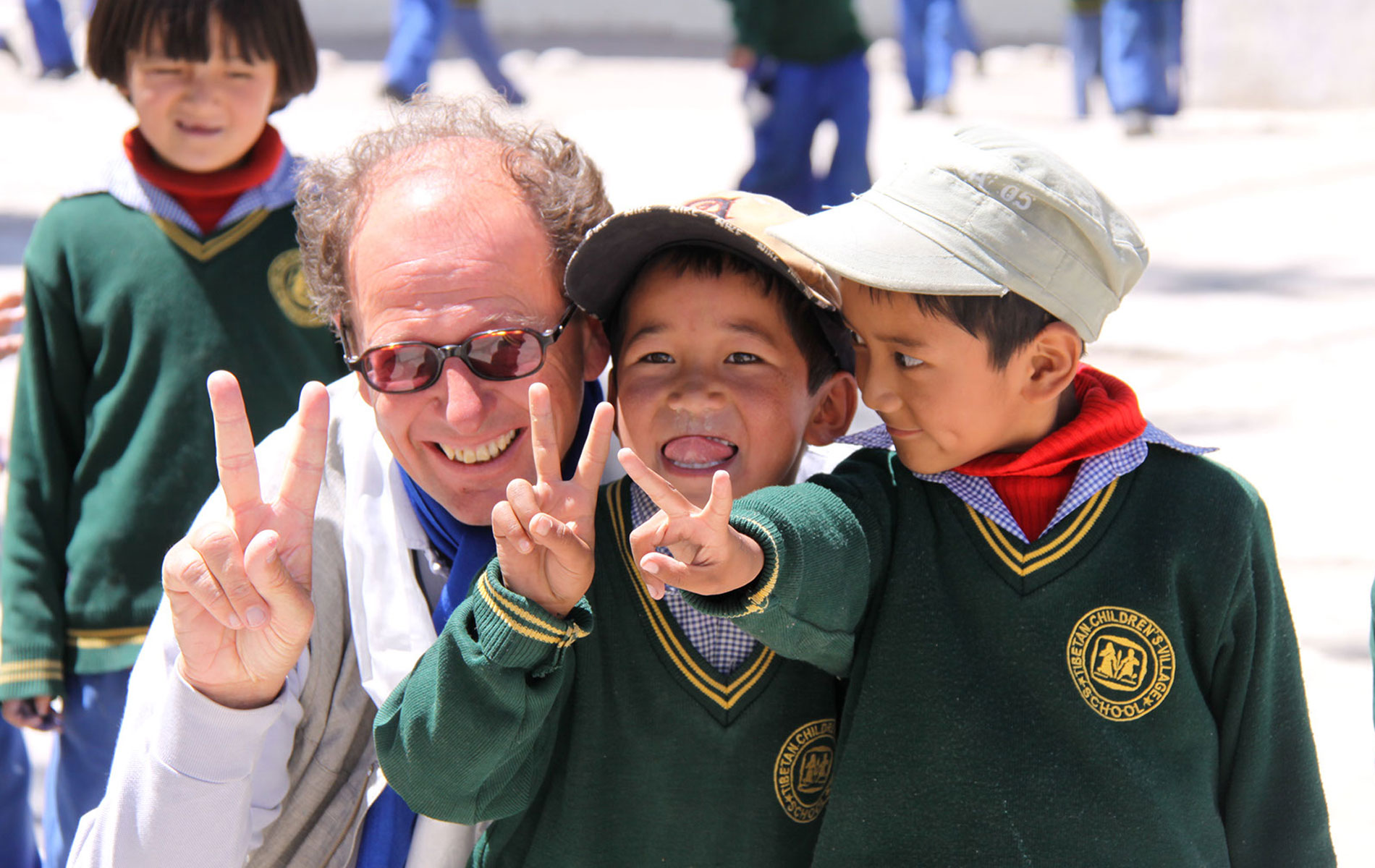 Michil Costa mit Schulkindern des Hilfsprojekts in Nepal